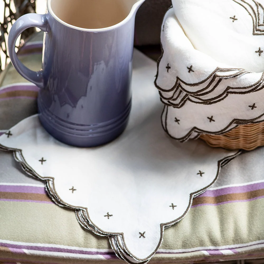 Scalloped Knot Brown Embroidered Linen Napkin | Set of 4 - Image 3